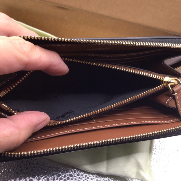 BURBERRY HORSEFERRY, NWT, FULL ZIP WALLET, NO FLAWS - Picture 8 of 16